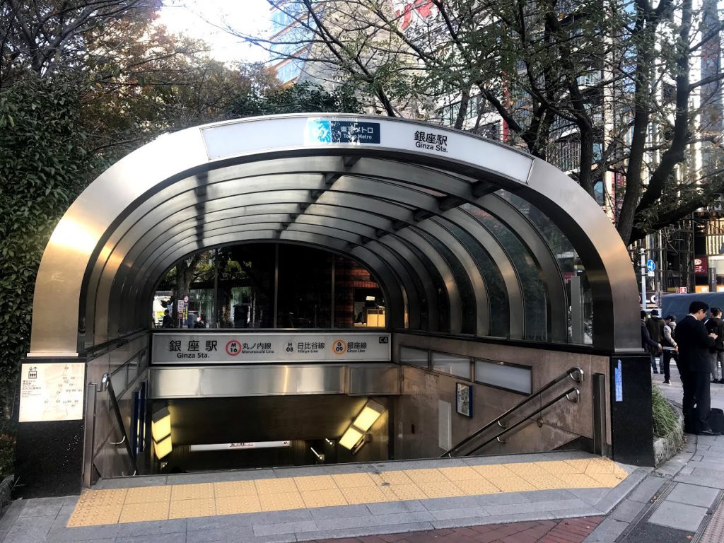銀座駅を出る